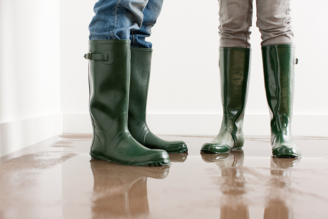 Mit der richtigen Wohngebäudeversicherung gegen Elementarschäden bekommen Sie finanziell keine nassen Füße.